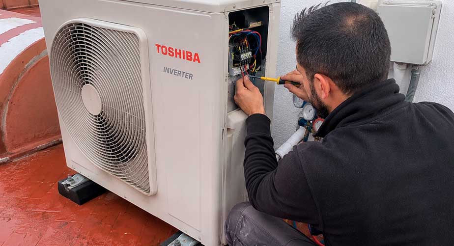 Técnico de aire acondicionado Toshiba en Madrid Técnico de aire acondicionado Toshiba en Madrid